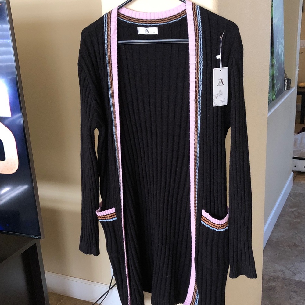 Elegant Black Cardigan with Pink Accents - Picture 2 of 5